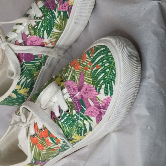 Avon sneakers flower design size 8 - Picture 4 of 4